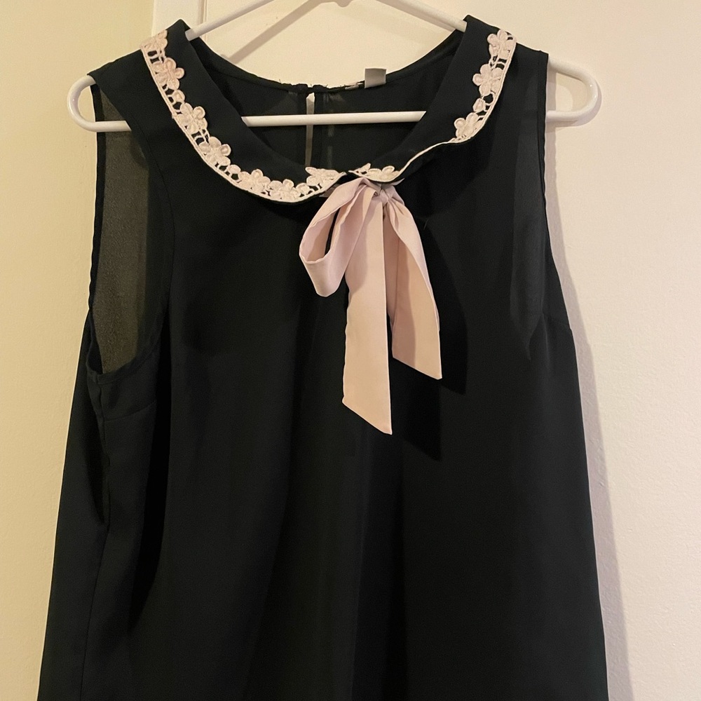Elle Woman’s Large Collared Sleeveless Blouse Black with Lace Trim and Pink Bow
